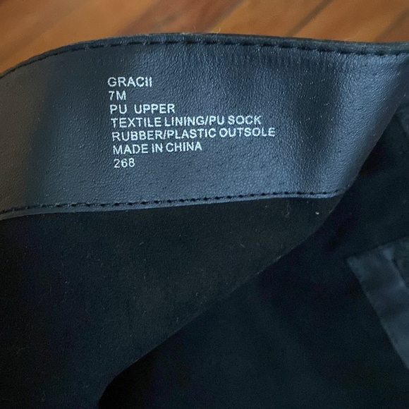 Steve Madden Black leather stiletto heel boot w/gold Zippers on back. New. - Picture 2 of 7